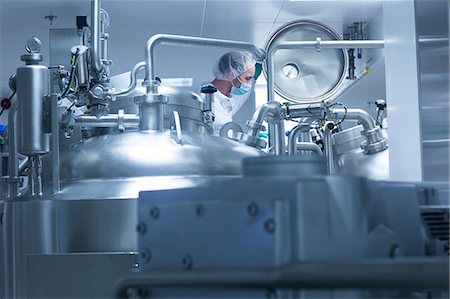 simsearch:649-08922997,k - Worker operating pharmaceutical production equipment in pharmaceutical plant Foto de stock - Sin royalties Premium, Código: 649-08922991