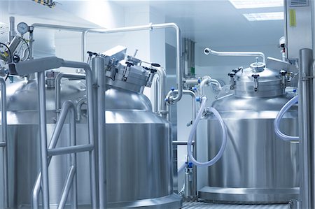 Pharmaceutical production equipment in pharmaceutical plant Foto de stock - Sin royalties Premium, Código: 649-08922993