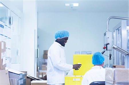 simsearch:649-08923012,k - Workers packaging pharmaceutical products in pharmaceutical plant Photographie de stock - Premium Libres de Droits, Code: 649-08923012