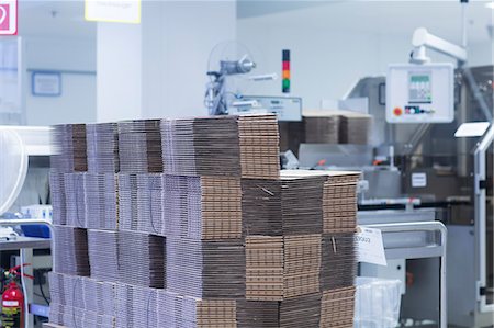 simsearch:649-08923012,k - Flat-packed packaging stacked in pharmaceutical plant Photographie de stock - Premium Libres de Droits, Code: 649-08923013