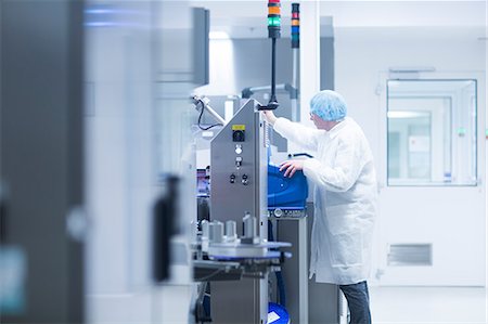 Worker operating machinery on production line in pharmaceutical plant Stockbilder - Premium RF Lizenzfrei, Bildnummer: 649-08923025