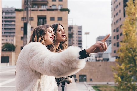 simsearch:649-08923095,k - Twin sisters on roof of building, looking at city, Milan, Italy Foto de stock - Royalty Free Premium, Número: 649-08923051