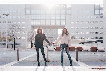 simsearch:649-08923095,k - Portrait of twin sisters, in urban area, side by side, holding hands Foto de stock - Royalty Free Premium, Número: 649-08923079