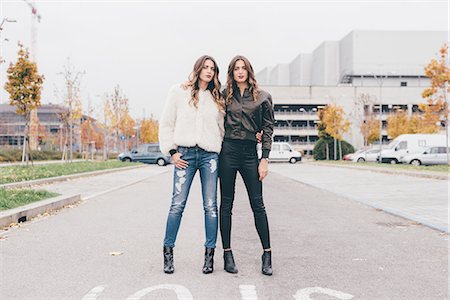 simsearch:649-08923048,k - Portrait of twin sisters, in urban area, standing side by side Foto de stock - Royalty Free Premium, Número: 649-08923073