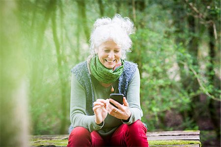 Mature female gardener taking a break looking at smartphone Foto de stock - Sin royalties Premium, Código: 649-08923269