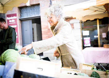 european community - Mature female shopper buying vegetables at local french market Photographie de stock - Premium Libres de Droits, Code: 649-08923278