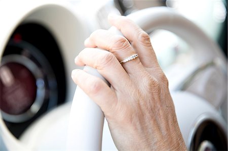 Hand of mature woman on car steering wheel, close up Photographie de stock - Premium Libres de Droits, Code: 649-08923273