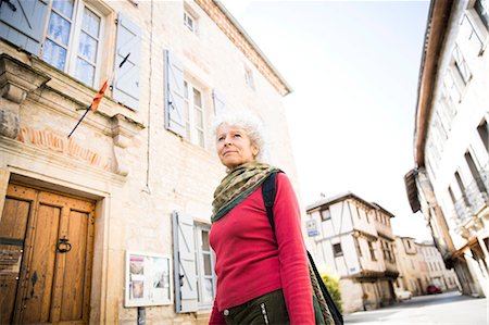 Woman in street looking away. Bruniquel, France Stockbilder - Premium RF Lizenzfrei, Bildnummer: 649-08923303