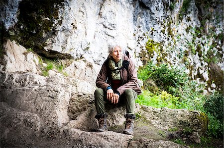 Woman hiker sitting on rocks looking away, Bruniquel, France Photographie de stock - Premium Libres de Droits, Code: 649-08923317