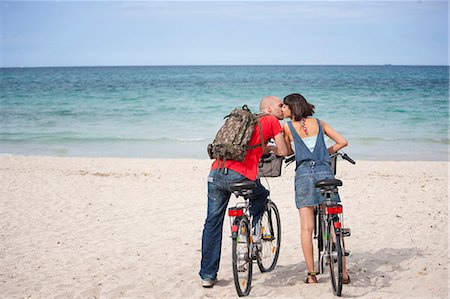 simsearch:649-08923505,k - Couple on bicycles on the beach, Mallorca, Spain Photographie de stock - Premium Libres de Droits, Code: 649-08923510