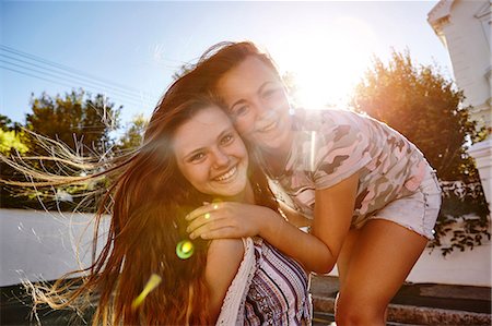 Teenage girls having fun in residential street, Cape Town, South Africa Foto de stock - Sin royalties Premium, Código: 649-08923569