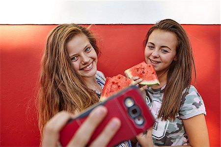 simsearch:614-07806466,k - Teenage girls taking selfie and eating watermelon Stock Photo - Premium Royalty-Free, Code: 649-08923573