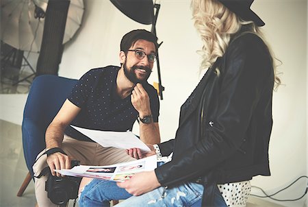 Photographer and stylist having discussion in photography studio Photographie de stock - Premium Libres de Droits, Code: 649-08923694