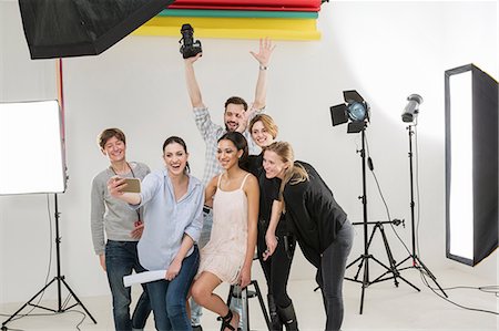 simsearch:649-08145279,k - Stylists, model and photographer taking smartphone selfie in photography studio Stockbilder - Premium RF Lizenzfrei, Bildnummer: 649-08923871