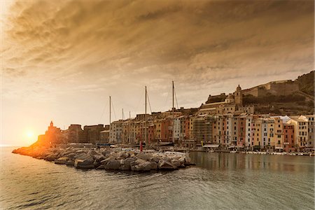 portovenere - View of harbour and Church of St Peter on headland at sunset, Porto Venere, Liguria, Italy Foto de stock - Royalty Free Premium, Número: 649-08923901