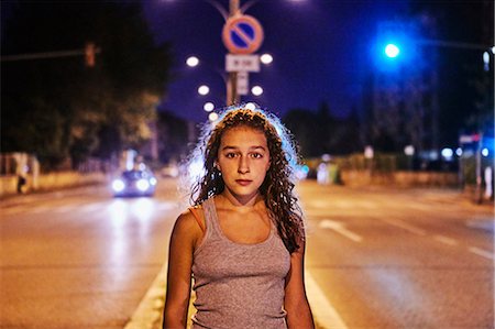 people running away scared - Portrait of teenage girl in the middle of the road looking at camera Foto de stock - Sin royalties Premium, Código: 649-08923929