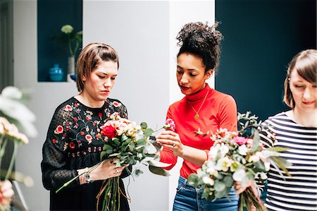 Florist students arranging bouquets at flower arranging workshop Photographie de stock - Premium Libres de Droits, Code: 649-08923970