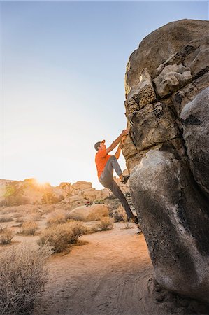 simsearch:649-08949330,k - Male boulderer moving up boulder in Joshua Tree National Park at dusk, California, USA Stockbilder - Premium RF Lizenzfrei, Bildnummer: 649-08949343