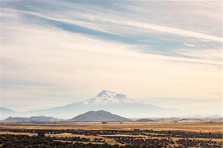 Landscape view of Mount Shasta, California, USA Photographie de stock - Premium Libres de Droits, Code: 649-08949356