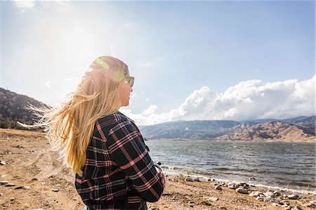 simsearch:649-08702973,k - Woman with flyaway long blond hair looking out at Lake Isabella, California, USA Photographie de stock - Premium Libres de Droits, Code: 649-08949367