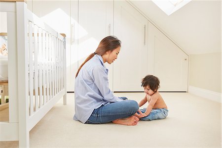 simsearch:649-07118168,k - Woman sitting on floor playing with baby daughter Foto de stock - Sin royalties Premium, Código: 649-08949455