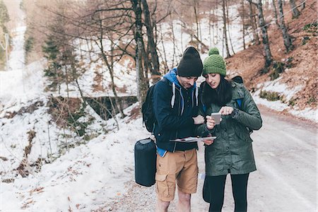 simsearch:649-08949526,k - Hiking couple on snowy forest road looking at smartphone, Monte San Primo, Italy Photographie de stock - Premium Libres de Droits, Code: 649-08949517