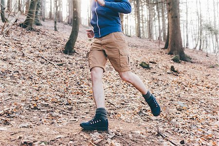 simsearch:649-08895173,k - Neck down view of male runner running in steep forest, Monte San Primo, Italy Stockbilder - Premium RF Lizenzfrei, Bildnummer: 649-08949522