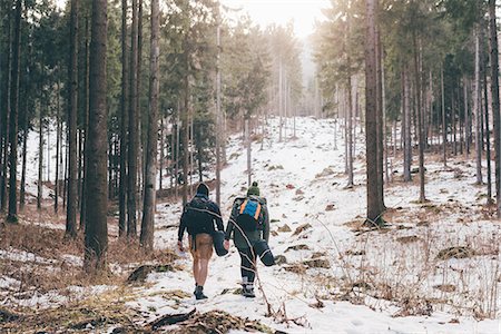 Rear view of hiking couple hiking in snowy forest, Monte San Primo, Italy Photographie de stock - Premium Libres de Droits, Code: 649-08949534