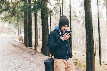 simsearch:649-08949542,k - Young male hiker looking at smartphone in forest, Monte San Primo, Italy Photographie de stock - Premium Libres de Droits, Code: 649-08949544