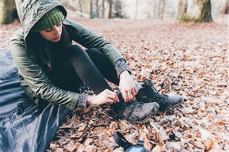 simsearch:649-08949542,k - Female hiker putting on hiking boots in forest, Monte San Primo, Italy Photographie de stock - Premium Libres de Droits, Code: 649-08949549