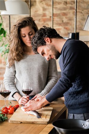 simsearch:649-08949589,k - Young couple preparing fish at kitchen counter Photographie de stock - Premium Libres de Droits, Code: 649-08949585