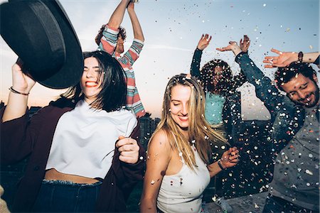 simsearch:649-08949675,k - Group of friends dancing, enjoying roof party, confetti in air Foto de stock - Sin royalties Premium, Código: 649-08949702