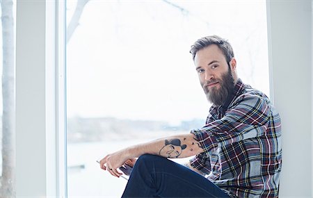 plaid shirt - Portrait of young male designer in design studio window seat Foto de stock - Sin royalties Premium, Código: 649-08949782