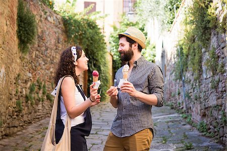simsearch:649-08987832,k - Couple with ice cream cones on cobbled street, Arezzo, Tuscany, Italy Photographie de stock - Premium Libres de Droits, Code: 649-08949877