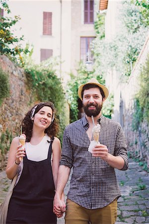 simsearch:649-08987832,k - Portrait of couple with ice cream cones on cobbled street, Arezzo, Tuscany, Italy Photographie de stock - Premium Libres de Droits, Code: 649-08949878