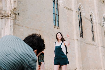 simsearch:649-08702811,k - Over shoulder view of man photographing girlfriend by Arezzo Cathedral, Arezzo, Tuscany, Italy Fotografie stock - Premium Royalty-Free, Codice: 649-08949884