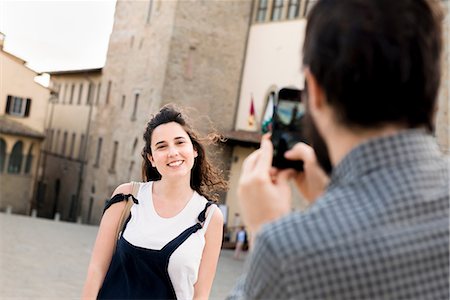 simsearch:649-08702811,k - Over shoulder view of man photographing girlfriend by Arezzo Cathedral, Arezzo, Tuscany, Italy Fotografie stock - Premium Royalty-Free, Codice: 649-08949887