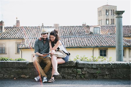simsearch:649-08949872,k - Couple sitting on wall looking at guidebook, Arezzo, Tuscany, Italy Stock Photo - Premium Royalty-Free, Code: 649-08949880