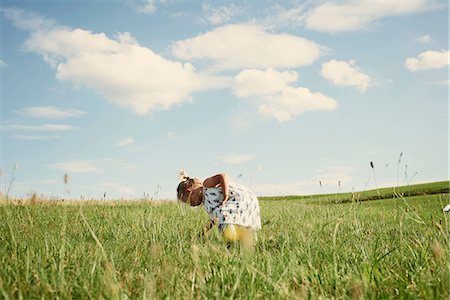 Female toddler bending forward in field picking grass Photographie de stock - Premium Libres de Droits, Code: 649-08949896