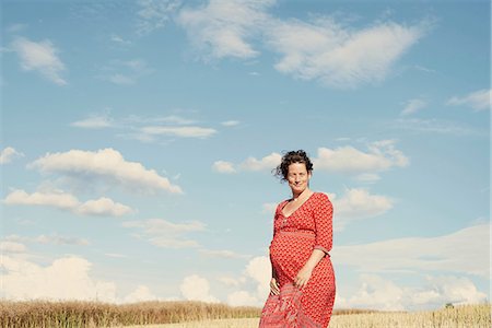 Portrait of pregnant woman in wheat field against blue sky Photographie de stock - Premium Libres de Droits, Code: 649-08949905