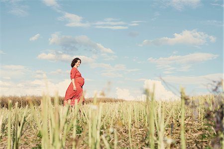 Pregnant woman strolling in wheat field Stock Photo - Premium Royalty-Free, Code: 649-08949906