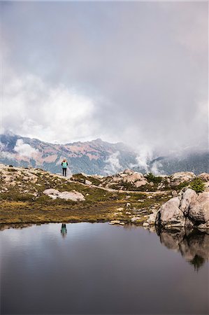 simsearch:614-08307898,k - Hiker by lake on Mount Baker, Washington, USA Photographie de stock - Premium Libres de Droits, Code: 649-08949969