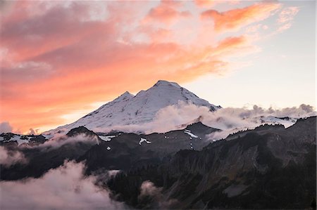 Clouds on snow covered mountains, Mount Baker, Washington, USA Foto de stock - Royalty Free Premium, Número: 649-08949985