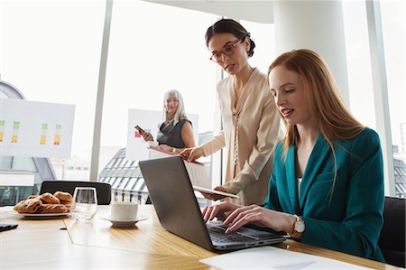 simsearch:614-09017351,k - Businesswomen preparing presentation in meeting room Photographie de stock - Premium Libres de Droits, Code: 649-08950289