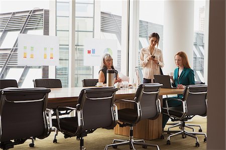 simsearch:649-03774045,k - Businesswomen preparing presentation in meeting room Photographie de stock - Premium Libres de Droits, Code: 649-08950292