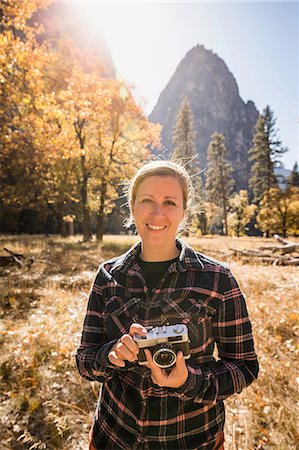 simsearch:649-08950372,k - Portrait of woman holding camera in autumn landscape, Yosemite National Park, California, USA Photographie de stock - Premium Libres de Droits, Code: 649-08950369