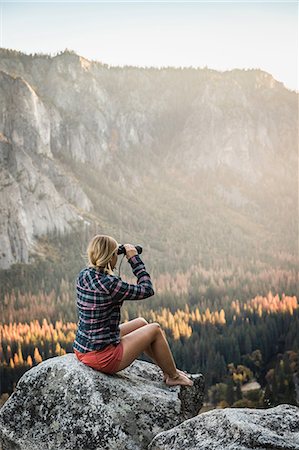 simsearch:649-08950357,k - Woman sitting on boulder looking out through binoculars, Yosemite National Park, California, USA Foto de stock - Sin royalties Premium, Código: 649-08950378