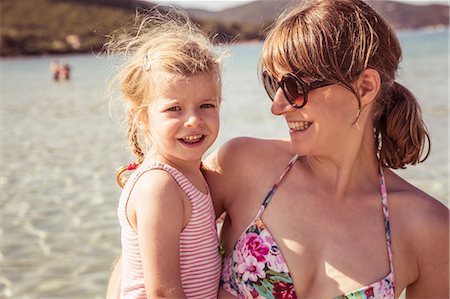 Portrait of mother and daughter at beach, smiling Photographie de stock - Premium Libres de Droits, Code: 649-08950519