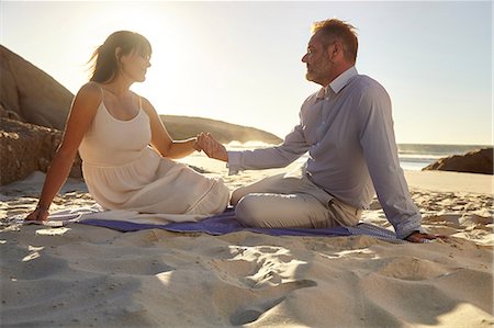 simsearch:649-08950592,k - Couple on beach Photographie de stock - Premium Libres de Droits, Code: 649-08950597