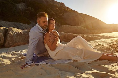 simsearch:649-08950592,k - Couple on beach Photographie de stock - Premium Libres de Droits, Code: 649-08950599